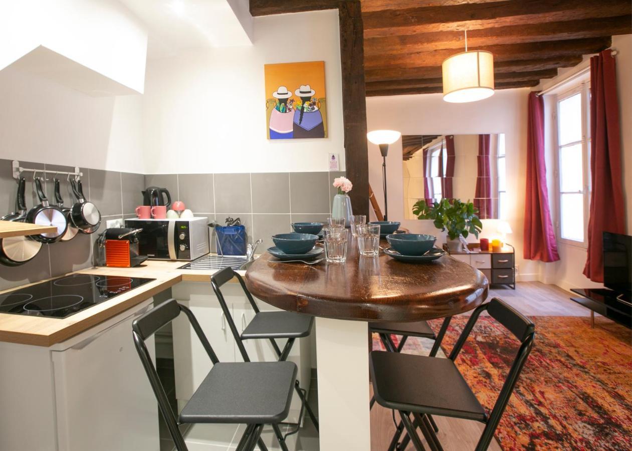 Authentic Apartment In Center Of Parisian Marais Luaran gambar